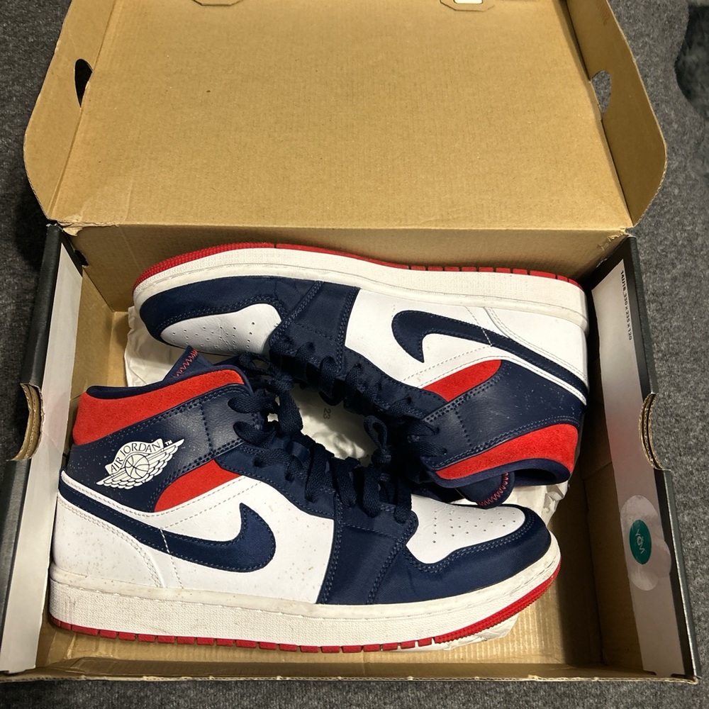 Nike Men's Navy and Red High-Top Sneakers